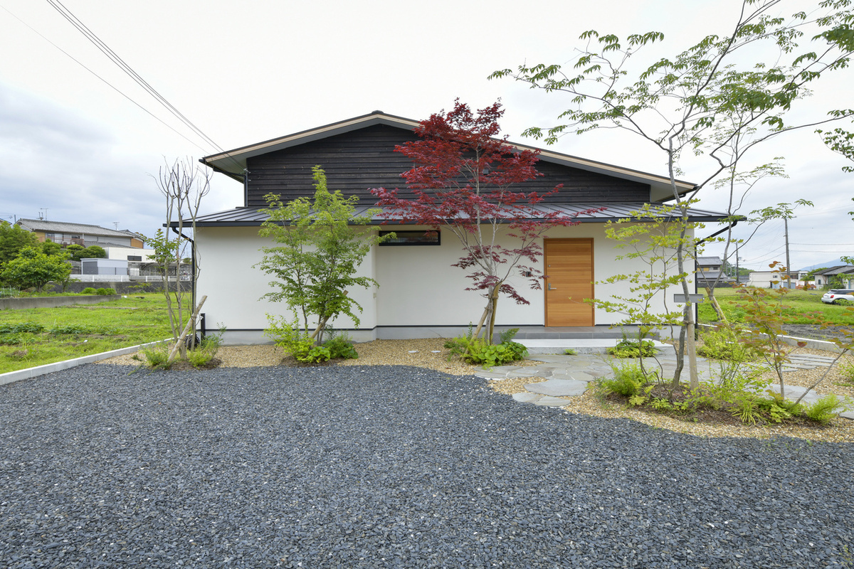 焼杉と白壁が調和する、斑鳩町の住まい