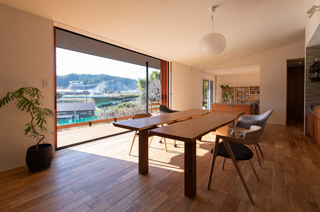 里山の風景を眺める平屋