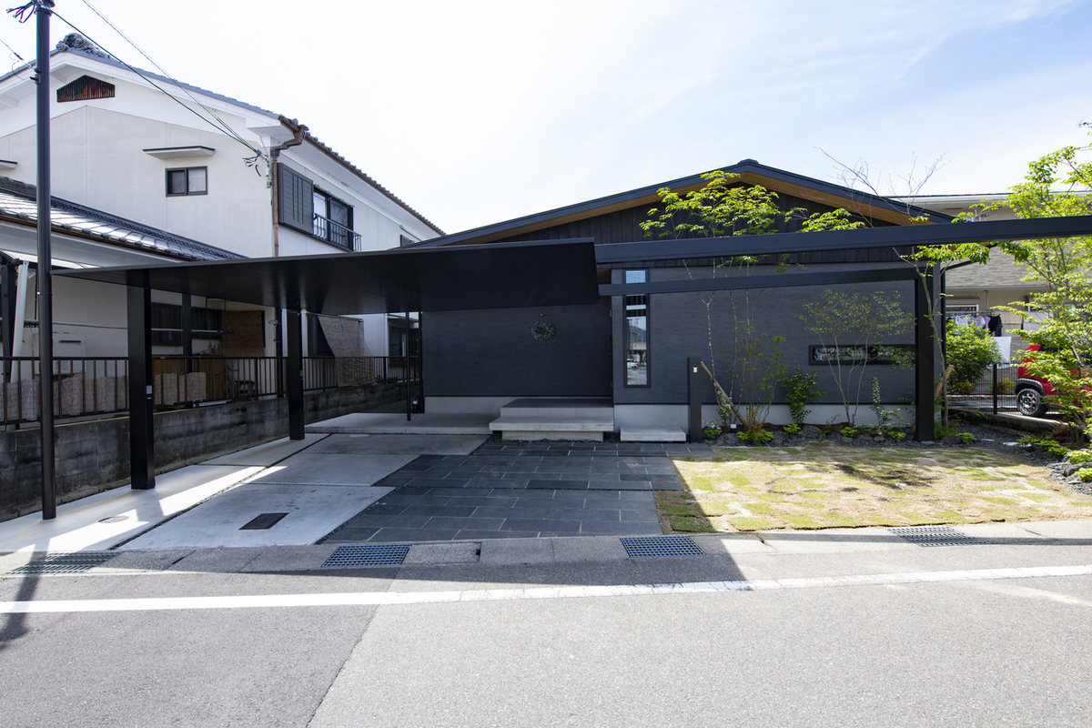 焼杉と左官に包まれる平屋